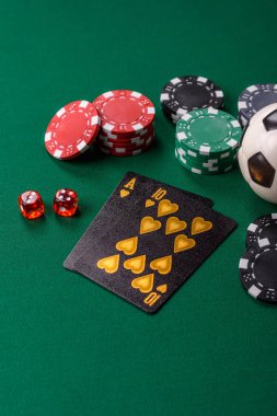 Kumarhanede kumar oynamak, kumar oynamak, kumar oynamak ve risk almak. Yeşil kartlar ve çipler tasarımınız için arka plan görevi görür