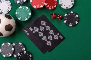 Kumarhanede kumar oynamak, kumar oynamak, kumar oynamak ve risk almak. Yeşil kartlar ve çipler tasarımınız için arka plan görevi görür