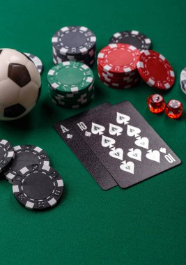 Kumarhanede kumar oynamak, kumar oynamak, kumar oynamak ve risk almak. Yeşil kartlar ve çipler tasarımınız için arka plan görevi görür