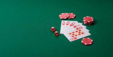 Kumarhanede poker oynuyorum. Fişler, bahisler ve risklerle. Yeşil kartlar ve çipler tasarımınız için arka plan görevi görür