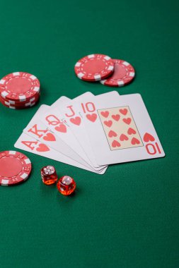 Kumarhanede poker oynuyorum. Fişler, bahisler ve risklerle. Yeşil kartlar ve çipler tasarımınız için arka plan görevi görür