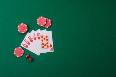 Kumarhanede poker oynuyorum. Fişler, bahisler ve risklerle. Yeşil kartlar ve çipler tasarımınız için arka plan görevi görür