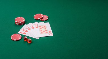 Kumarhanede poker oynuyorum. Fişler, bahisler ve risklerle. Yeşil kartlar ve çipler tasarımınız için arka plan görevi görür