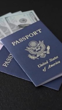 Seyahat, uçmak ve iş yapmak için ABD pasaportu. ABD belgesi, sınırı geçmek için kimlik