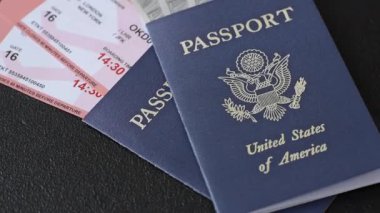 Seyahat, uçmak ve iş yapmak için ABD pasaportu. ABD belgesi, sınırı geçmek için kimlik