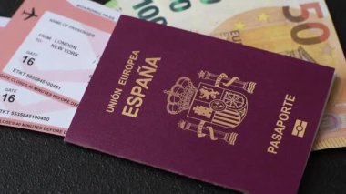 Seyahat, uçmak ve iş yapmak için İspanya pasaportu. İspanyolca belge, sınırı geçmek için kimlik