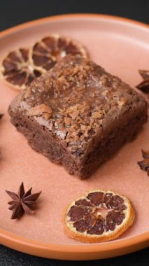 Çikolatalı kek, yiyecek, fındıklı dikdörtgen şeklinde tatlı. Yemek masası için bir dilim çikolatalı kek.