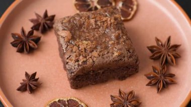 Çikolatalı kek, yiyecek, fındıklı dikdörtgen şeklinde tatlı. Yemek masası için bir dilim çikolatalı kek.