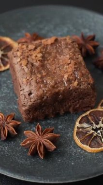 Çikolatalı kek, yiyecek, fındıklı dikdörtgen şeklinde tatlı. Yemek masası için bir dilim çikolatalı kek.