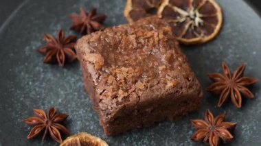 Çikolatalı kek, yiyecek, fındıklı dikdörtgen şeklinde tatlı. Yemek masası için bir dilim çikolatalı kek.