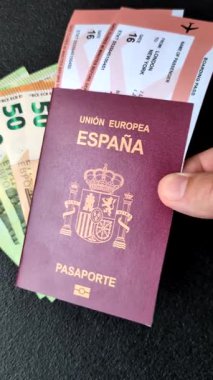 Seyahat, uçmak ve iş yapmak için İspanya pasaportu. İspanyolca belge, sınırı geçmek için kimlik