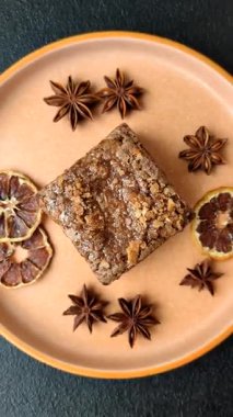 Çikolatalı kek, yiyecek, fındıklı dikdörtgen şeklinde tatlı. Yemek masası için bir dilim çikolatalı kek.