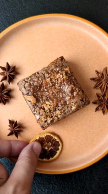 Çikolatalı kek, yiyecek, fındıklı dikdörtgen şeklinde tatlı. Yemek masası için bir dilim çikolatalı kek.