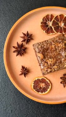 Çikolatalı kek, yiyecek, fındıklı dikdörtgen şeklinde tatlı. Yemek masası için bir dilim çikolatalı kek.