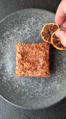 Çikolatalı kek, yiyecek, fındıklı dikdörtgen şeklinde tatlı. Yemek masası için bir dilim çikolatalı kek.