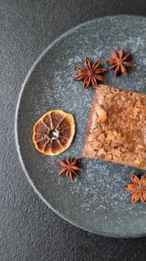 Çikolatalı kek, yiyecek, fındıklı dikdörtgen şeklinde tatlı. Yemek masası için bir dilim çikolatalı kek.