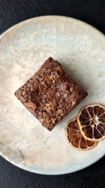 Çikolatalı kek, yiyecek, fındıklı dikdörtgen şeklinde tatlı. Yemek masası için bir dilim çikolatalı kek.