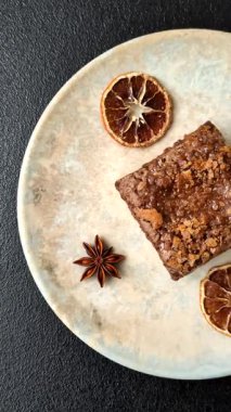 Çikolatalı kek, yiyecek, fındıklı dikdörtgen şeklinde tatlı. Yemek masası için bir dilim çikolatalı kek.