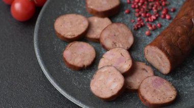 Ev yapımı et ya da tuzlu baharat ve çimento kaplı vejetaryen sosisi. Mangalda pişirilmiş ev yapımı sosis.