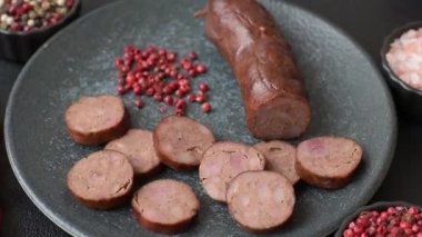 Ev yapımı et ya da tuzlu baharat ve çimento kaplı vejetaryen sosisi. Mangalda pişirilmiş ev yapımı sosis.