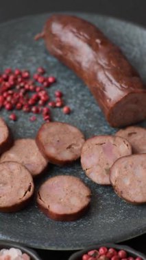 Ev yapımı et ya da tuzlu baharat ve çimento kaplı vejetaryen sosisi. Mangalda pişirilmiş ev yapımı sosis.