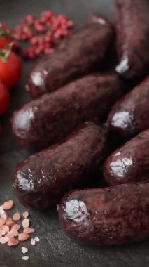 Kan sosisi, puding, domuz yağı ve baharatlı et yemeği. Akşam yemeği için ızgarada kan sosisi pişiyor.