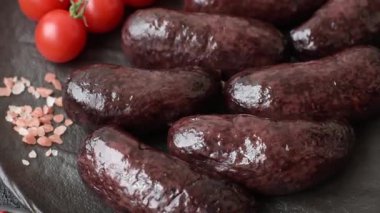 Kan sosisi, puding, domuz yağı ve baharatlı et yemeği. Akşam yemeği için ızgarada kan sosisi pişiyor.