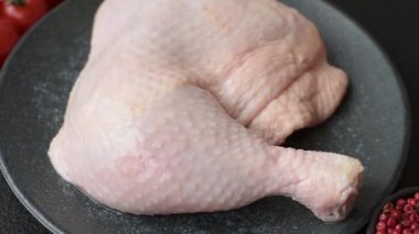 Tavuk çiğ bacağı ya da çeyreklik, barbeküde pişirmek için taze et. Evde pişirmek için tavuk çeyrekliği.