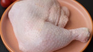 Tavuk çiğ bacağı ya da çeyreklik, barbeküde pişirmek için taze et. Evde pişirmek için tavuk çeyrekliği.