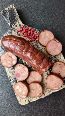 Ev yapımı et ya da tuzlu baharat ve çimento kaplı vejetaryen sosisi. Mangalda pişirilmiş ev yapımı sosis.