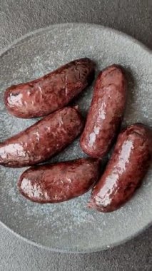 Kan sosisi, puding, domuz yağı ve baharatlı et yemeği. Akşam yemeği için ızgarada kan sosisi pişiyor.