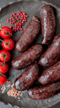 Kan sosisi, puding, domuz yağı ve baharatlı et yemeği. Akşam yemeği için ızgarada kan sosisi pişiyor.