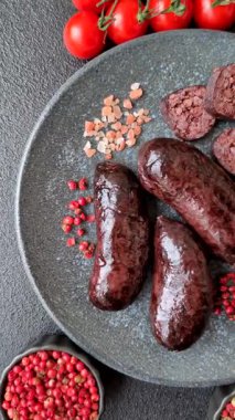 Kan sosisi, puding, domuz yağı ve baharatlı et yemeği. Akşam yemeği için ızgarada kan sosisi pişiyor.