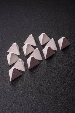 Tanksavar bariyeri veya beton ve demirden yapılmış ejderha dişleri. Düşman tanklarından korunmak için ejderha dişleri.