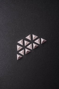 Tanksavar bariyeri veya beton ve demirden yapılmış ejderha dişleri. Düşman tanklarından korunmak için ejderha dişleri.