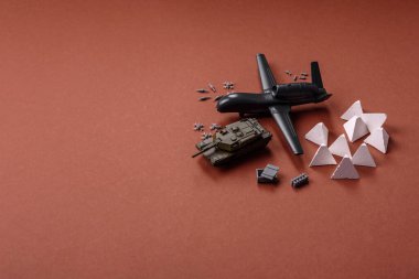 İnsansız casusluk teknolojisi ve düşmana saldıran insansız hava aracı. İHA 'lar, ülkenin işgalcilere karşı savunmasının temeli.