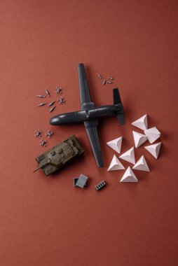 İnsansız casusluk teknolojisi ve düşmana saldıran insansız hava aracı. İHA 'lar, ülkenin işgalcilere karşı savunmasının temeli.