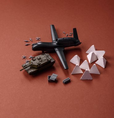 İnsansız casusluk teknolojisi ve düşmana saldıran insansız hava aracı. İHA 'lar, ülkenin işgalcilere karşı savunmasının temeli.