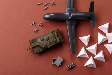 İnsansız casusluk teknolojisi ve düşmana saldıran insansız hava aracı. İHA 'lar, ülkenin işgalcilere karşı savunmasının temeli.