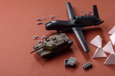 İnsansız casusluk teknolojisi ve düşmana saldıran insansız hava aracı. İHA 'lar, ülkenin işgalcilere karşı savunmasının temeli.