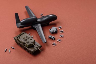 İnsansız casusluk teknolojisi ve düşmana saldıran insansız hava aracı. İHA 'lar, ülkenin işgalcilere karşı savunmasının temeli.