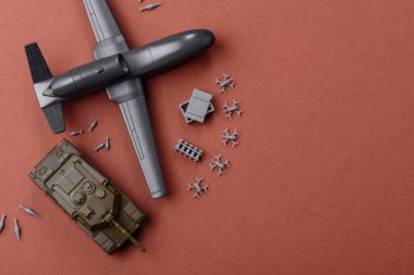 İnsansız casusluk teknolojisi ve düşmana saldıran insansız hava aracı. İHA 'lar, ülkenin işgalcilere karşı savunmasının temeli.