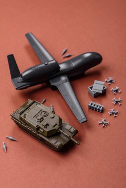 İnsansız casusluk teknolojisi ve düşmana saldıran insansız hava aracı. İHA 'lar, ülkenin işgalcilere karşı savunmasının temeli.