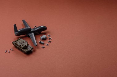 İnsansız casusluk teknolojisi ve düşmana saldıran insansız hava aracı. İHA 'lar, ülkenin işgalcilere karşı savunmasının temeli.