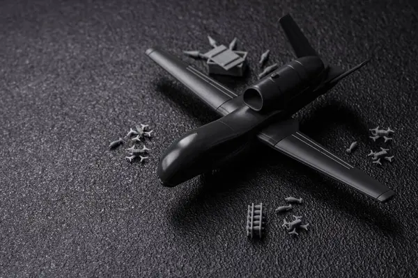 İnsansız casusluk teknolojisi ve düşmana saldıran insansız hava aracı. İHA 'lar, ülkenin işgalcilere karşı savunmasının temeli.