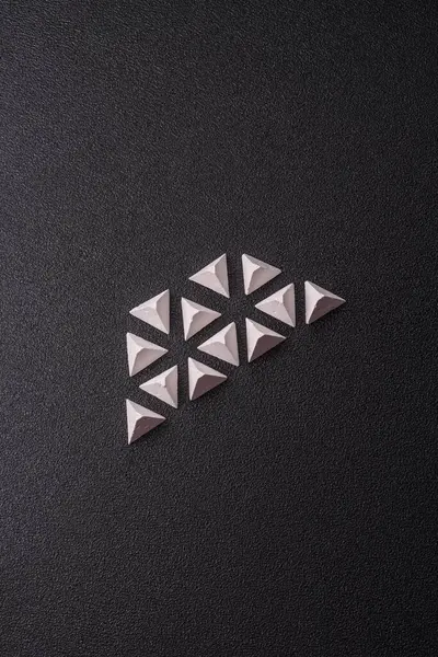 Tanksavar bariyeri veya beton ve demirden yapılmış ejderha dişleri. Düşman tanklarından korunmak için ejderha dişleri.