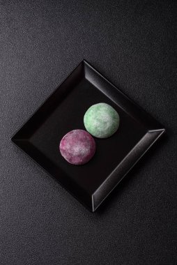 Japon mochi, dondurma ya da meyveli pirinç unundan yapılmış Asya tatlısı. Farklı renklerde mochi ve yiyecek arka planı olarak meyve dolgu