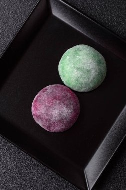 Japon mochi, dondurma ya da meyveli pirinç unundan yapılmış Asya tatlısı. Farklı renklerde mochi ve yiyecek arka planı olarak meyve dolgu