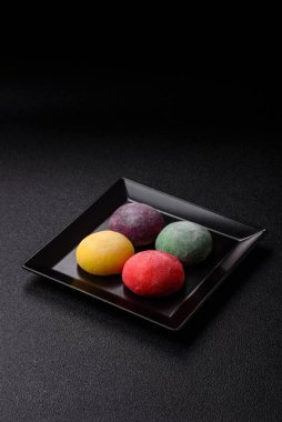 Japon mochi, dondurma ya da meyveli pirinç unundan yapılmış Asya tatlısı. Farklı renklerde mochi ve yiyecek arka planı olarak meyve dolgu