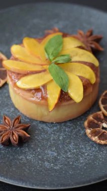 Elmalı, şeftalili, kremalı ve fındıklı tatlı turta. Meyve dilimli mini tatlı tart.